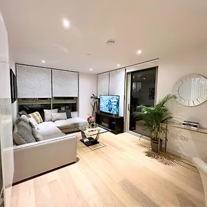 Stylish Docklands Apartment London