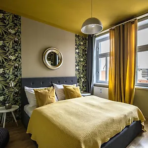 https://2bdr-balcony-apt-with-awesome-view-by-ruterra-8-vlkova.praguehotelsweb.com